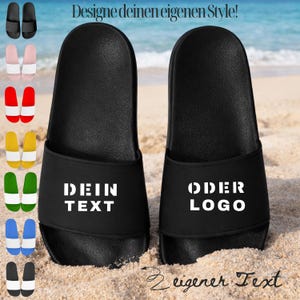 Könnte beinhalten: Schwarze Badesandalen mit weißem Text "DEIN TEXT" und "ODER LOGO". Das Bild zeigt auch Beispiele für andere farbige Sandalen. Der Text "Designe deinen eigenen Style!" steht oben.