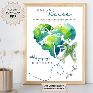 Puede incluir: Un estampado enmarcado con un mapa del mundo en forma de corazón pintado con acuarela y un avión de papel hecho con un billete de 100 euros. Las palabras "Happy Birthday" están escritas en azul. También hay texto en alemán.