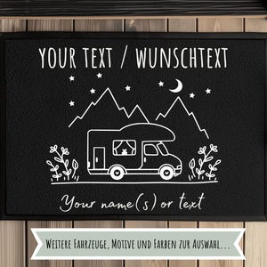 Könnte beinhalten: Schwarze Fußmatte mit weißer Illustration eines Wohnmobils, Bergen, Sternen und Mond. Der Text oben lautet "YOUR TEXT / WUNSCHTEXT" und unten "Your name(s) or text". Ein Banner unten lautet "WEITERE FAHRZEUGE, MOTIVE UND FARBEN ZUR AUSWAHL..."