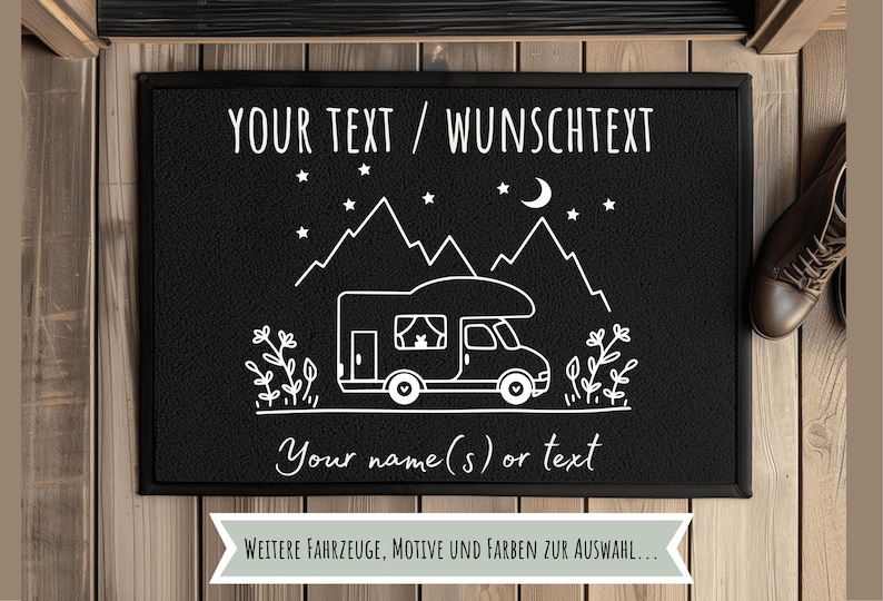 Puede incluir: Felpudo negro con una ilustraci&oacute;n blanca de una autocaravana, monta&ntilde;as, estrellas y luna. El texto en la parte superior dice "YOUR TEXT / WUNSCHTEXT" y en la parte inferior "Your name(s) or text". Una pancarta en la parte inferior dice "WEITERE FAHRZEUGE, MOTIVE UND FARBEN ZUR AUSWAHL..."