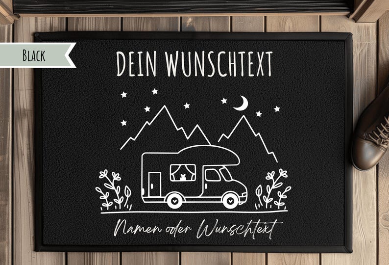Puede incluir: Felpudo rectangular negro con una ilustraci&oacute;n blanca de una autocaravana, monta&ntilde;as, estrellas y luna. El texto "DEIN WUNSCHTEXT" est&aacute; en la parte superior y "Namen oder Wunschtext" en la inferior. La palabra "BLACK" est&aacute; en una pancarta blanca en la esquina superior izquierda.