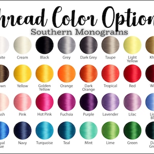 Puede incluir: Una tabla de colores de hilo para bordar, con 36 colores diferentes en c&iacute;rculos, etiquetados con sus nombres. Los colores incluyen blanco, crema, negro, gris, gris oscuro, topo, amarillo claro, caqui, marr&oacute;n, amarillo, amarillo dorado, naranja, naranja oscuro, tropical, rojo, vino, rubor, rosa, rosa intenso, fucsia, morado, lavanda, lila, azul claro, azul real, azul marino, turquesa, verde azulado, menta, lima, verde y verde oscuro.