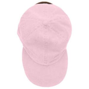 Puede incluir: Una gorra de b&eacute;isbol rosa lisa con una correa de cuero marr&oacute;n en la parte posterior.