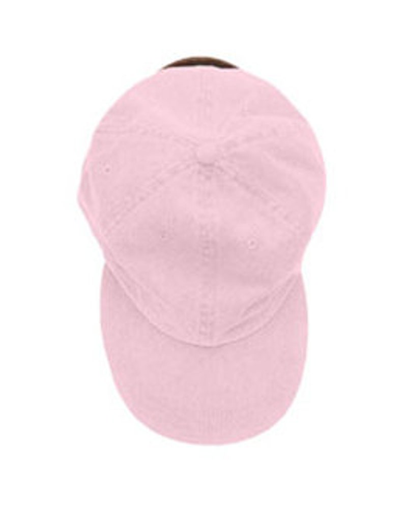 Puede incluir: Una gorra de b&eacute;isbol rosa lisa con una correa de cuero marr&oacute;n en la parte posterior.