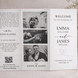 K&ouml;nnte beinhalten: Ein dreifach gefaltetes Hochzeitsprogramm mit Schwarz-Wei&szlig;-Fotos des Paares. Das Programm enth&auml;lt die Namen Emma und James, Hochzeitsdetails und einen QR-Code. Das Design ist elegant und schlicht.