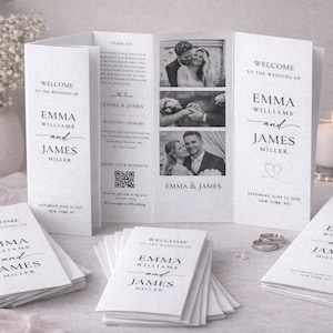 K&ouml;nnte beinhalten: Eine Sammlung wei&szlig;er Hochzeitskarten und ein dreifach gefaltetes Hochzeitskartenprogramm mit dem Text "WELCOME TO THE WEDDING OF EMMA WILLIAMS and JAMES MILLER". Die Programme enthalten Fotos und Hochzeitsdetails.