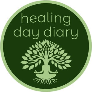 Op de afbeelding: Een cirkelvormig logo met een donkergroene achtergrond en een lichtgroene rand. De tekst "healing day diary" is in een lichtgroen lettertype. Een boomachtige figuur met een mediterende persoon staat in het midden.