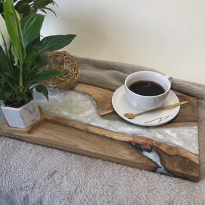 Bandeja única de resina epoxi y madera: elegancia esculpida para espacios modernos