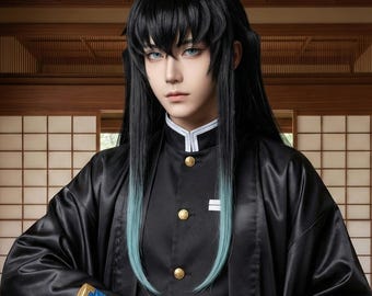 Puede incluir: Un atuendo de cosplay negro con botones dorados, cuello blanco y una espada con empuñadura azul. El disfraz incluye un abrigo negro largo con mangas anchas y pantalones negros. El personaje tiene pelo largo negro con reflejos azules.