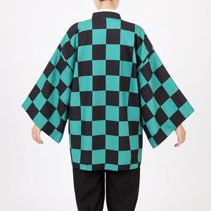K&ouml;nnte beinhalten: Ein t&uuml;rkis-schwarz karierter Haori-Jacke mit passender schwarzer Hose. Die Jacke hat weite &Auml;rmel und einen wei&szlig;en Kragen. Das Outfit ist ein Cosplay-Kost&uuml;m.