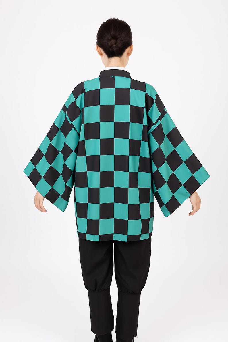 K&ouml;nnte beinhalten: Ein t&uuml;rkis-schwarz karierter Haori-Jacke mit passender schwarzer Hose. Die Jacke hat weite &Auml;rmel und einen wei&szlig;en Kragen. Das Outfit ist ein Cosplay-Kost&uuml;m.