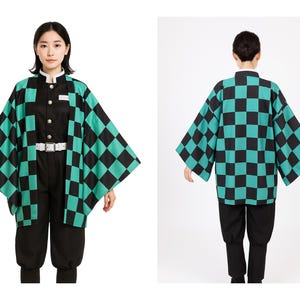 K&ouml;nnte beinhalten: Ein zweiteiliges Cosplay-Outfit mit einem schwarz-t&uuml;rkis karierten Haori, einer schwarzen Hose und einem schwarzen Hemd mit Kn&ouml;pfen. Das Haori ist eine lange, offene Jacke mit einem markanten Schachbrettmuster. Ein wei&szlig;er G&uuml;rtel ist ebenfalls enthalten.