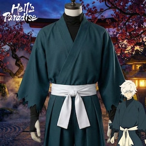 Pode incluir: Um traje estilo quimono verde-azulado com uma faixa branca, uma camiseta preta e coberturas de braço pretas. O traje é exibido em um manequim. As palavras "Hell's Paradise" são visíveis no canto superior esquerdo.
