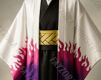 Puede incluir: Kimono blanco con diseño de llamas rosas y moradas. El interior es negro y el cinturón dorado. Las mangas son anchas y la tela parece lisa. Estilo tradicional japonés.