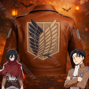 K&ouml;nnte beinhalten: Braune Lederjacke mit einem gro&szlig;en Emblem auf dem R&uuml;cken, das blaue und beige Fl&uuml;gel zeigt. Die Jacke hat einen klassischen Kragen und eine taillierte Passform. Das Emblem ist ein wichtiges Designelement, inspiriert von einer beliebten Anime-Serie.
