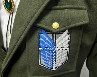 Strój cosplay Erena Yeagera, haftowany płaszcz przeciwdeszczowy z pułku zwiadowczego Attack on Titan, zielona mieszanka wełny z czystą bawełną, koszula i spodnie