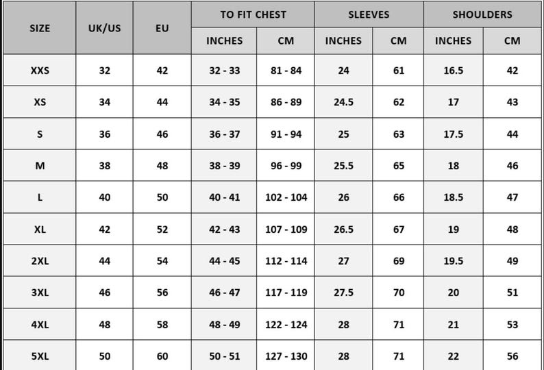 K&ouml;nnte beinhalten: Eine Gr&ouml;&szlig;entabelle mit Ma&szlig;en in Zoll und Zentimetern f&uuml;r Brust, &Auml;rmel und Schultern. Gr&ouml;&szlig;en reichen von XXS bis 5XL, mit entsprechenden UK/US- und EU-Gr&ouml;&szlig;en. Die Tabelle hilft bei der Auswahl der richtigen Gr&ouml;&szlig;e.