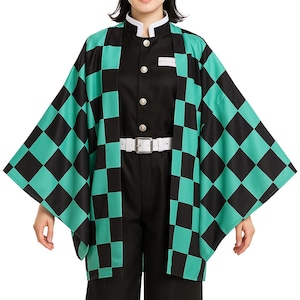 K&ouml;nnte beinhalten: Ein Cosplay-Outfit mit einem schwarz-t&uuml;rkis karierten Haori, einer schwarzen Uniform und einem wei&szlig;en G&uuml;rtel. Das Outfit beinhaltet eine schwarze Jacke mit wei&szlig;en Verzierungen und Kn&ouml;pfen. Die Hose ist schwarz. Inspiriert von einem beliebten Anime.