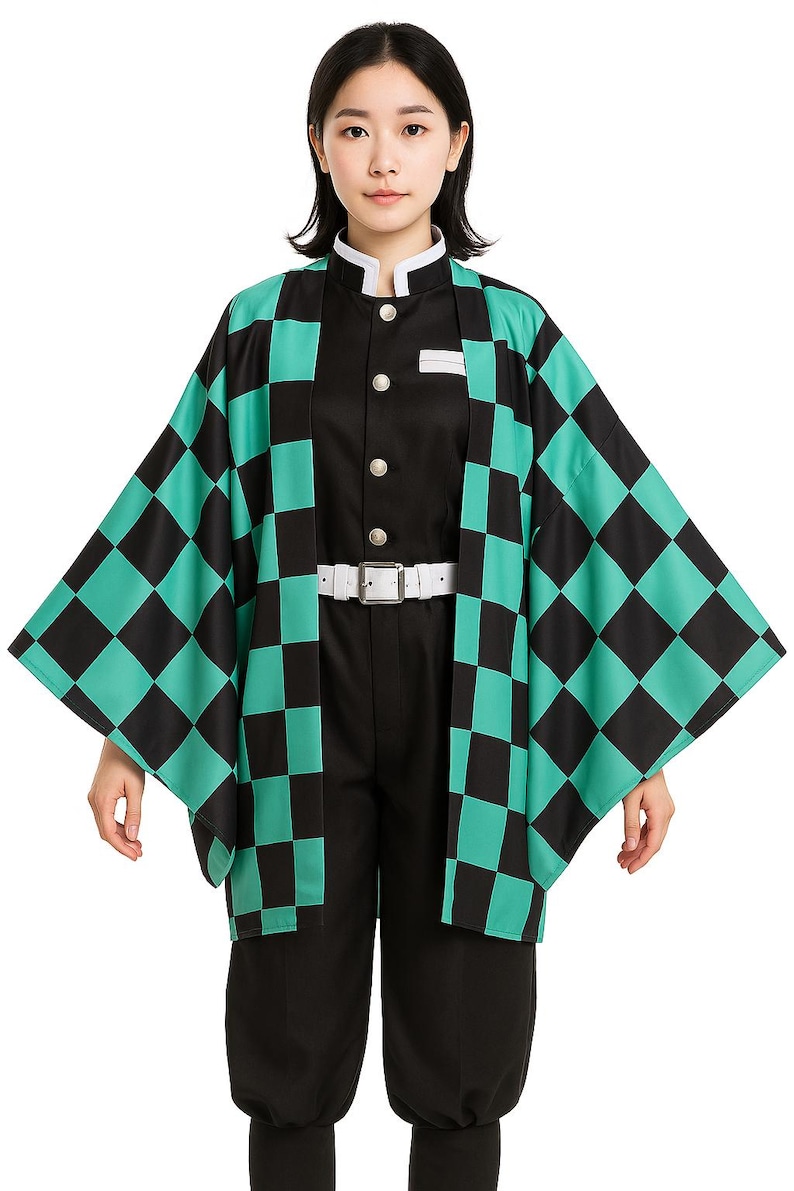 K&ouml;nnte beinhalten: Ein Cosplay-Outfit mit einem schwarz-t&uuml;rkis karierten Haori, einer schwarzen Uniform und einem wei&szlig;en G&uuml;rtel. Das Outfit beinhaltet eine schwarze Jacke mit wei&szlig;en Verzierungen und Kn&ouml;pfen. Die Hose ist schwarz. Inspiriert von einem beliebten Anime.