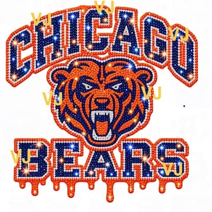 Może przedstawiać: Wzór transferowy z dżetów przedstawiający napis CHICAGO BEARS pogrubioną czcionką z efektem ściekania na dole. Centralna grafika głowy niedźwiedzia znajduje się między słowami, całość wykonana z granatowych i pomarańczowych dżetów.