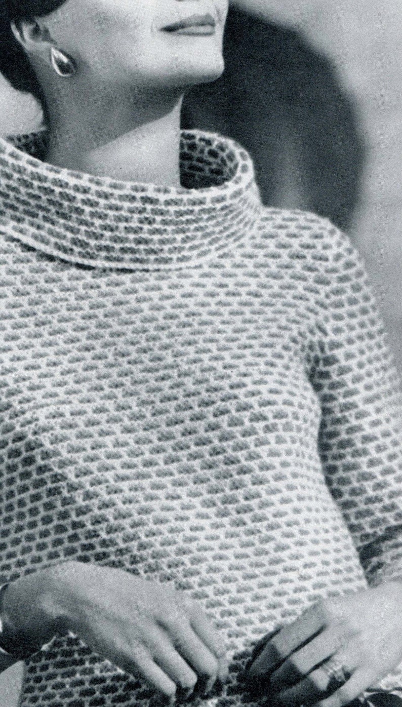 K&ouml;nnte beinhalten: Nahaufnahme einer Frau, die einen wei&szlig;en Pullover mit strukturiertem Muster tr&auml;gt. Der Pullover hat einen hohen Kragen und lange &Auml;rmel. Die Frau tr&auml;gt einen silbernen Ohrring am linken Ohr.