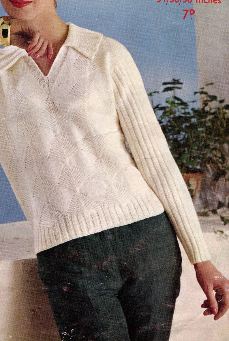 Puede incluir: Su&eacute;ter de punto color crema con cuello en V y patr&oacute;n de diamantes. Las mangas son acanaladas y el su&eacute;ter se combina con pantalones verde oscuro. La imagen es una ilustraci&oacute;n de moda vintage.