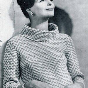 K&ouml;nnte beinhalten: Ein Schwarzwei&szlig;foto einer Frau, die einen wei&szlig;en Rollkragenpullover mit einem strukturierten Muster tr&auml;gt. Der Pullover hat einen hohen Kragen und lange &Auml;rmel.