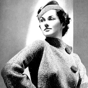 Puede incluir: Una foto en blanco y negro de una mujer con un suéter de punto gris con dos botones grandes en la parte delantera. Lleva un sombrero marrón con un borde pequeño.