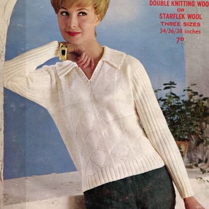 Puede incluir: Un su&eacute;ter vintage color crema con un patr&oacute;n de diamantes en la parte delantera y mangas acanaladas. El su&eacute;ter tiene un cuello en V y se combina con pantalones verde oscuro. La imagen tiene una est&eacute;tica retro, con texto en la esquina superior derecha.