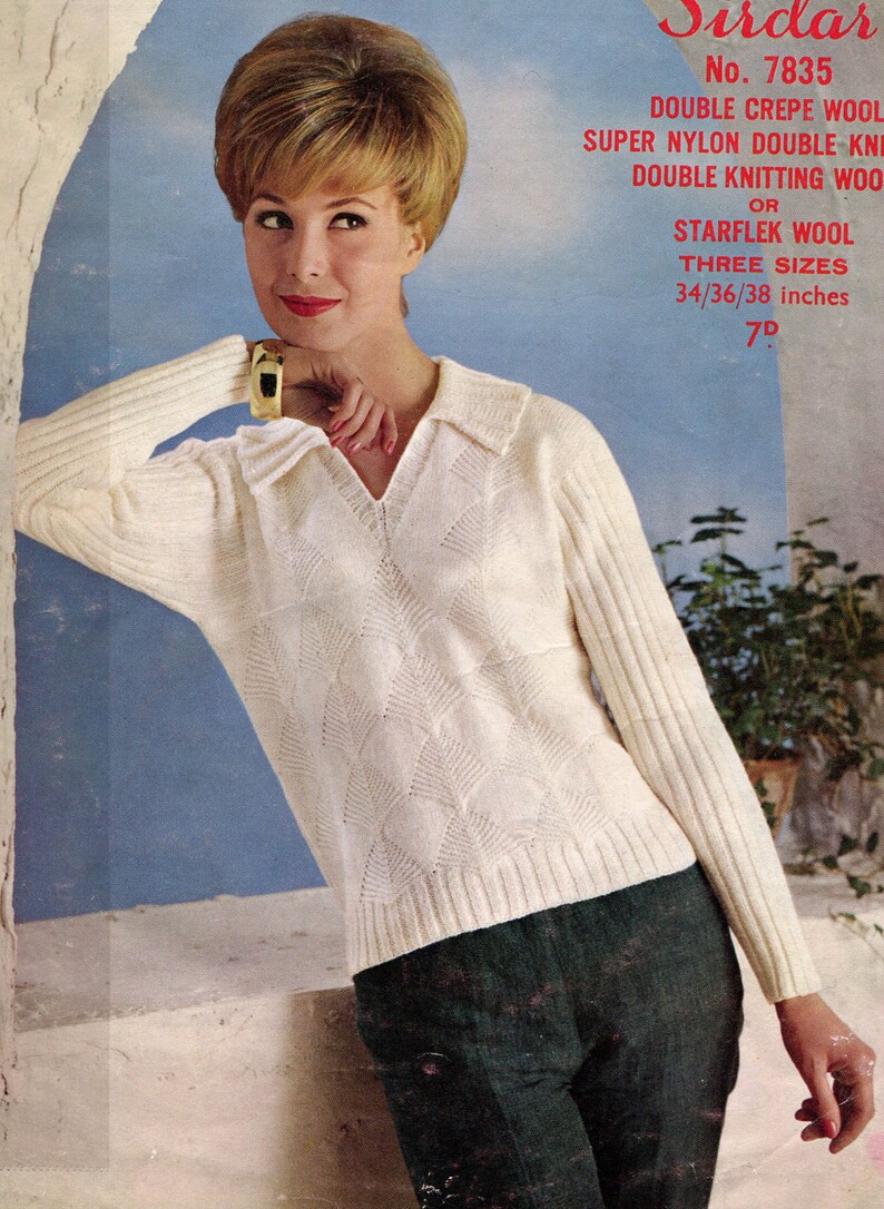 Puede incluir: Un su&eacute;ter vintage color crema con un patr&oacute;n de diamantes en la parte delantera y mangas acanaladas. El su&eacute;ter tiene un cuello en V y se combina con pantalones verde oscuro. La imagen tiene una est&eacute;tica retro, con texto en la esquina superior derecha.