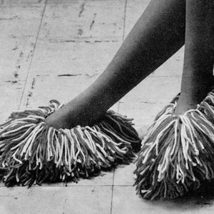Puede incluir: Un par de zapatillas mullidas con largas hebras de hilo de colores. Las zapatillas están hechas de un material suave y afelpado y son perfectas para mantener los pies calientes y cómodos.