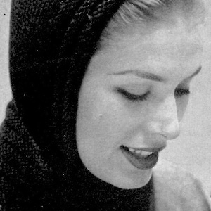 以下が含まれることがあります： 折り畳み式のつばと長い首のカバーが付いた黒いニット帽。帽子は柔らかく暖かい素材で作られており、寒い天候に最適です。