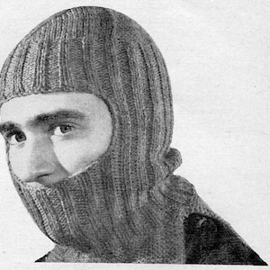 Puede incluir: Una balaclava de punto gris con un agujero para la cara.