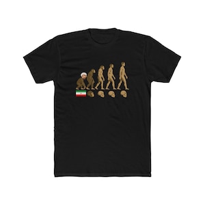 Peut inclure: T-shirt noir avec un motif humoristique d'évolution. Le dessin représente une figure en turban évoluant en humain, avec un drapeau iranien et des crânes. Le graphisme est dans les tons de brun et de beige.