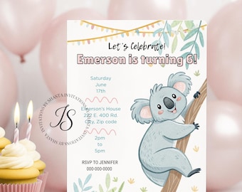 Puede incluir: Invitación de cumpleaños con un koala de dibujos animados en una rama. El texto dice "Let's Celebrate! Emerson is turning 6!" con detalles del evento. Globos rosas y cupcakes con velas encendidas en el fondo.