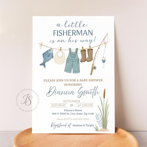 Puede incluir: Invitación a un baby shower con temática de pesca. La invitación presenta una ilustración en acuarela de un pez, un babero, un peto, botas y una caña de pescar. El texto dice "a little FISHERMAN is on his way!" e incluye los detalles del evento.
