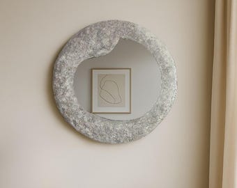 Runder Mondsteinspiegel 40x40 cm - Japandi Wabi-Sabi Home Accent, Strukturiertes Grau-Silber-Dekor, Wohnzimmerkunst