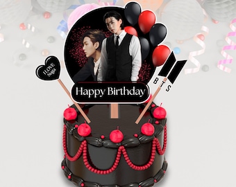 Puede incluir: Una tarta de cumpleaños de chocolate decorada con cerezas rojas y glaseado. La tarta está coronada con una imagen en blanco y negro de dos personas, un corazón que dice "I Love Suga" y un letrero de "Feliz Cumpleaños". También se incluyen globos negros y rojos.