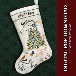 Puede incluir: Un calcetín navideño blanco con un diseño de punto de cruz que presenta gatos, un árbol de Navidad y el nombre "BRITTANY". El calcetín tiene un borde a rayas verdes y blancas y un lazo para colgar. Las palabras "DIGITAL PDF DOWNLOAD" están impresas en el lateral.