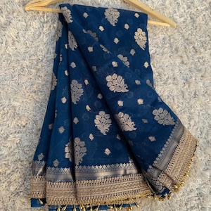 Banarasi Georgette Soft Silk Saree: geweven kanten rand, traditionele sari feestkleding