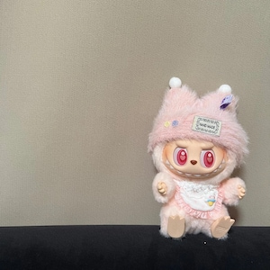 Ręcznie robione ubranka dla lalek Labubu | Kolorowe pluszowe ubranka dla figurek Labubu, uroczy zestaw ze śliniaczkiem i czapeczką, przebranie dla lalek Kawaii