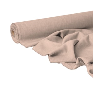 Puede incluir: Un rollo de tela beige con un aspecto suave y texturizado. La tela está drapeada, mostrando pliegues y arrugas. El material parece ser una fibra natural, posiblemente lino o algodón, y es adecuado para proyectos de costura.