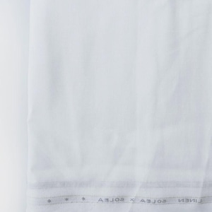 Peut inclure: Un tissu blanc pli&eacute; avec un bord brut. Le tissu a une texture subtile et une bordure avec du texte et des motifs en forme d'&eacute;toiles. Le tissu semble &ecirc;tre du lin ou une mati&egrave;re similaire, adapt&eacute; aux v&ecirc;tements ou &agrave; la d&eacute;coration int&eacute;rieure.