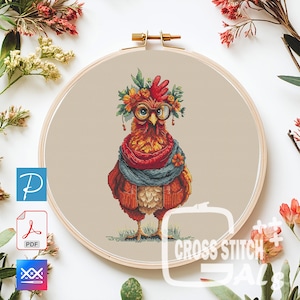 Può includere: Un modello a punto croce con un pollo stravagante con occhiali, una corona floreale e una sciarpa. Il disegno è ambientato in un telaio da ricamo in legno. Il testo "CROSS STITCH JALS" è visibile. La tavolozza dei colori include sfumature di rosso, arancione, blu e verde.