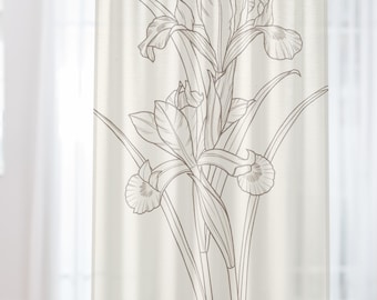 Könnte beinhalten: Ein transparenter Vorhang mit einer detaillierten Strichzeichnung von Irisblüten in Braun- und Beigetönen. Das florale Design umfasst die Blütenblätter, Blätter und Stiele der Irispflanze. Der Vorhang hängt vor einem Fenster.