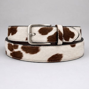 Bruin-witte koeienhuid hair-on leren riem | Handgemaakt statementaccessoire met westernkoeprint