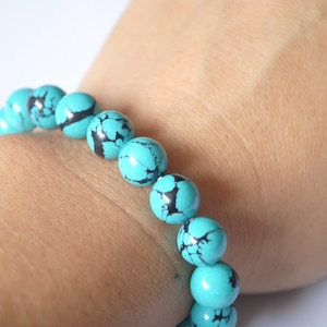 Schön &quot;Howlith&quot; gefärbt blau in Größe 10 mm. Unisex Armband