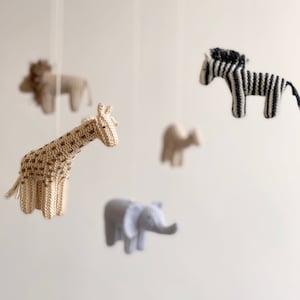 Móvil de animales de safari de lana tejido a mano para bebé: Decoración infantil