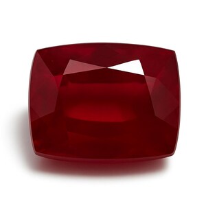 Può includere: Una gemma di rubino sfaccettata a taglio cuscino. La gemma è di un colore rosso intenso e saturo con un alto grado di purezza. La forma è quadrata con angoli arrotondati e le sfaccettature creano un'esibizione brillante di luce.