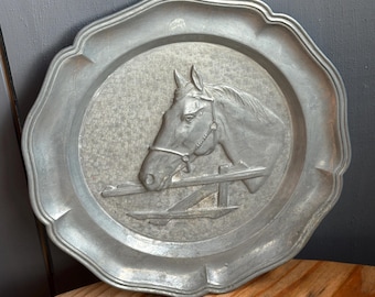 Vintage Embossed Horse Wall Plaque – 8.9" Scalloped Edge Metal Plate, Rustic Western Decor, Equestrian Wall Art, Farmhouse Horse Decoration
